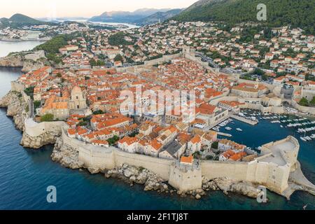 Tir de drone aérien du mur de la ville de Dubrovnik dans la mer Adriatique En Croatie, l'été avec vue avant le lever du soleil Banque D'Images