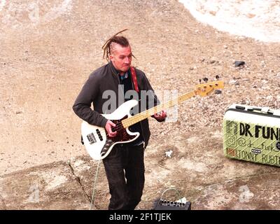 Newquay, Cornwall, le 09e mars 2021. Vous tube sensation Jonny Rubin connu sous le nom de Dr Funk avec plus de 10 millions de vues. Né à Newquay en tant que butard, il enregistre sa dernière vidéo sur la plage de Towan, Jonny, né en Californie et élevé à Sunderland, fait sa maison en Cornouailles. Sa renommée est basée sur le jeu de guitare basse funky basé sur le blues. Credit: Robert Taylor/Alay Live News" Banque D'Images