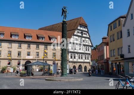 Les gens qui apprécient une journée d'été dans les restaurants de la rue Place du marché à Schwaebisch Gmuend Banque D'Images