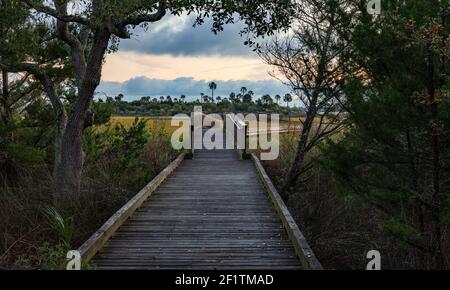 Promenade au-dessus du marais salé de Palencia sur la rivière Tolomato à St. Augustine, Floride au lever du soleil Banque D'Images