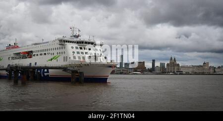 Un ferry Stena Line accoste à Birkenhead avec le front de mer de Liverpool à l'horizon. Banque D'Images