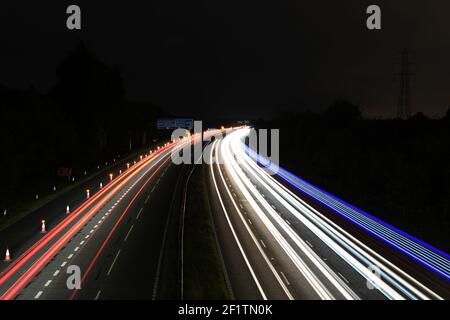 Des pistes lumineuses illuminent le ciel nocturne sur la M53, Wirral Banque D'Images