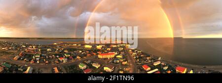 Storm crée Rainbow au-dessus de l'arrondissement arctique du Nord-Ouest de Kotzebue Alaska Banque D'Images