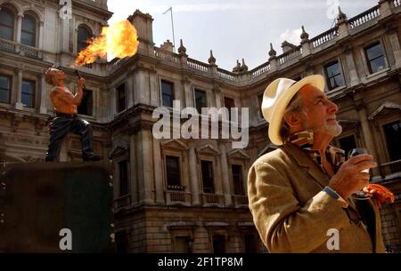 'HELL BENT' PAR DAVID MACH, PARTIE DE L'EXPOSITION D'ÉTÉ RA.28/5/03 PILSTON Banque D'Images