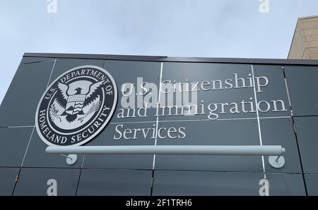 Helena, Montana, le 21 février 2021 : bureau des services de citoyenneté et d'immigration des États-Unis, Homeland Security, sceau de bâtiment du gouvernement fédéral, n Banque D'Images