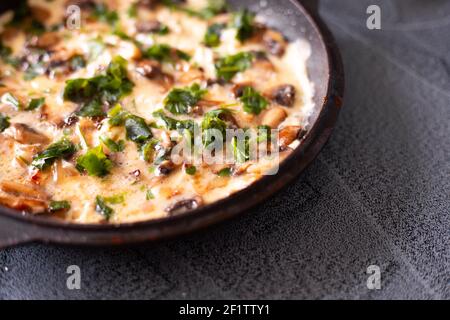 omelette authentique aux champignons dans une poêle, délicieux petit déjeuner nutritif, gros plan sur le dessus, sélection Banque D'Images