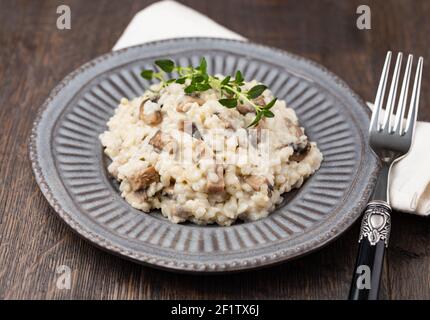 Risotto aux champignons sur l'assiette, vue rapprochée Banque D'Images