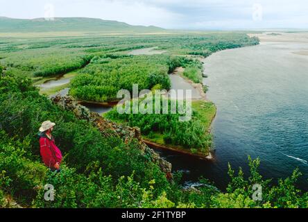 Randonnée touristique américaine au-dessus de la rivière Belaya, péninsule de Chukchi, région de Magadon, Sibérie, ancienne URSS de l'Union soviétique Banque D'Images