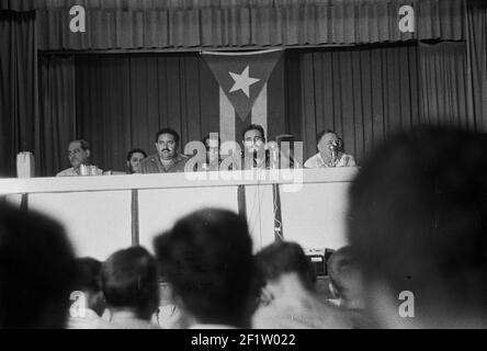 Fidel Castro s'adressant à des journalistes étrangers lors de la célébration du 26 juillet à Santiago, Cuba, Santiago de Cuba (province de Cuba), Santiago de Cuba (Cuba), 1963. De la collection de photographies Deena Stryker. () Banque D'Images