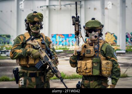 Deux soldats des forces spéciales entièrement équipés posant avec des armes Banque D'Images