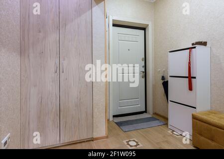 L'intérieur d'un couloir typique dans un appartement d'une chambre Banque D'Images