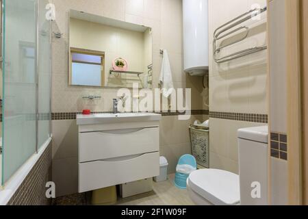 Intérieur d'une salle de bains moderne combinée à des toilettes Banque D'Images