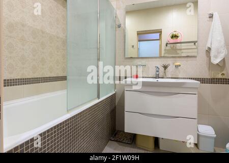 Intérieur de la salle de bains, la salle de bains est séparée du lavabo par une cloison en verre Banque D'Images