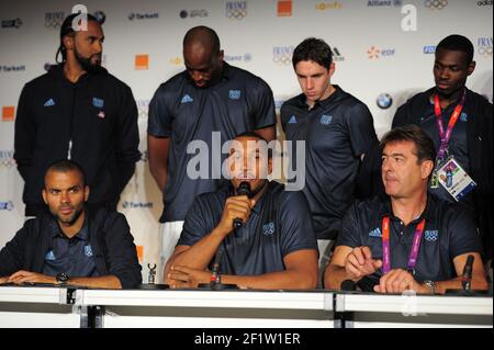 JEUX OLYMPIQUES DE LONDRES 2012 - CLUB FRANCE , LONDRES (FRA) - 26/07/2012 - PHOTO : POOL / KMSP / DPPIPRESS CONFERENCE - ÉQUIPE DE PANIERS HOMMES FRANÇAIS - RONNY TURIAF (FRA) , ALI TRAORE (FRA) , FABIEN CAUSEUR (FRA) , YANNICK BOKOLO (FRA) , TONY PARKER (FRA) , BORIS DIAW (FRA) , JEAN PIERRE DE VINCENZI / ÉQUIPE DE TÊTE Banque D'Images