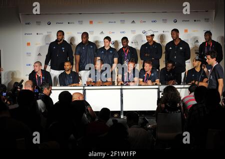 JEUX OLYMPIQUES DE LONDRES 2012 - CLUB FRANCE , LONDRES (ENG) - 26/07/2012 - PHOTO : POOL / KMSP / DPIPRRESS CONFERENCE - ÉQUIPE DE PANIERS HOMMES FRANÇAIS - RONNY TURIAF (FRA) , ALI TRAORE (FRA) , FABIEN CAUSEUR (FRA) , YANNICK BOKOLO (FRA) , MICKAEL GELABALE (FRA) , KEVIN SERAPHIN (FRA) , NANDO DE COLO (FRA) , TONY PARKER (FRA) , BORIS DIAW (FRA) , JEAN PIERRE DE VINCENZI / CHEF D'ÉQUIPE , FLORENT PIETRUS (FRA) , NICOLAS BATUM (FRA) Banque D'Images