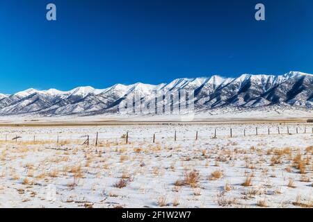 Chaîne de montagnes enneigée Sangre de Cristo ; vallée de San Luis ; centre du Colorado ; États-Unis Banque D'Images