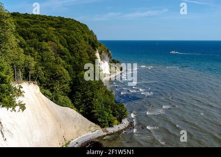 Vue sur les magnifiques falaises de calcaire et de pierre calcaire Parc national de Jasmund sur l'île Ruegen à Germ Banque D'Images