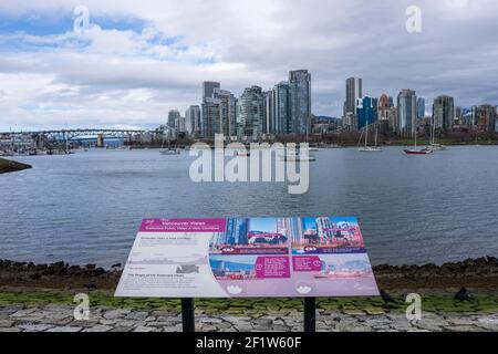 Port de plaisance de Vancouver, False Creek vu du parc Charleson. Vancouver s'gratte-ciel en arrière-plan. Banque D'Images