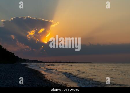 Magnifique coucher de soleil sur une plage rocheuse sur la mer Baltique En Allemagne Banque D'Images
