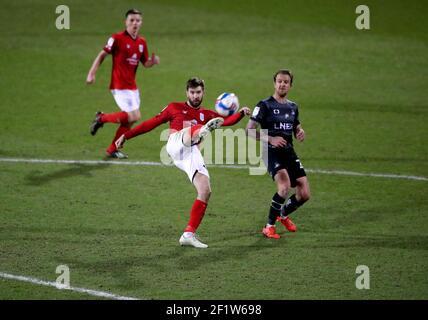 Luke Murphy de Crewe Alexandra (à gauche) et James Coppinger de Doncaster Rovers se battent pour le ballon lors du match de la Sky Bet League One au stade Alexandra, à Crewe. Date de la photo: Mardi 9 mars 2021. Banque D'Images