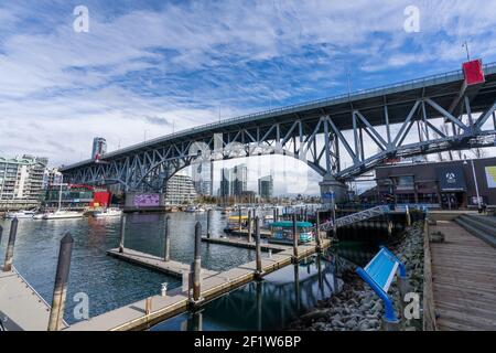 Embarcadère des ferries de Granville Island. Le pont Granville et les édifices de Vancouver sont situés en arrière-plan. Banque D'Images