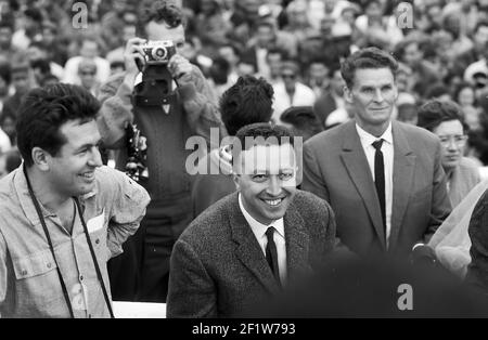 Foule avec Valerio Riva en premier plan, défilé militaire, la Havane (Cuba : province), la Havane (Cuba), Cuba, 1963. De la collection de photographies Deena Stryker. () Banque D'Images