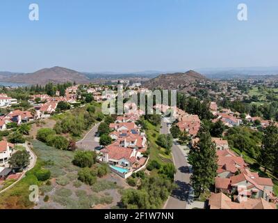 Vue aérienne du quartier de classe moyenne avec la communauté de maison résidentielle, Californie du Sud Banque D'Images