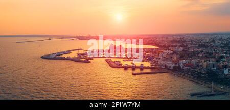 Vue aérienne de Limassol, Chypre, coucher de soleil spectaculaire au-dessus des yachts et port de bateaux dans la célèbre station de la méditerranée, image panoramique ou longue bannière large avec espace de copie. Banque D'Images