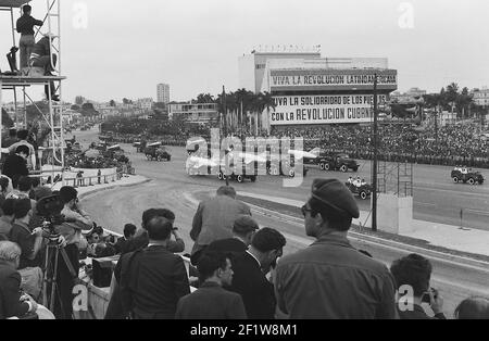 Avions de chasse, foule au défilé militaire, la Havane (Cuba : province), la Havane (Cuba), Cuba, 1963. De la collection de photographies Deena Stryker. () Banque D'Images