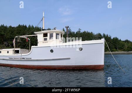 Vieux bateau de pêche en bois à l'ancre, Portland Island, Colombie-Britannique, Canada Banque D'Images