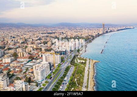 Parc Molos Promenade, vue aérienne. Côte de la ville de Limassol, Chypre. Banque D'Images