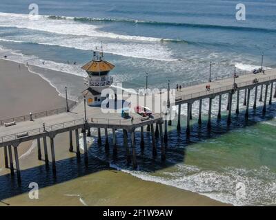 Huntington Pier avec tour de secouriste pour les surfeurs. Au sud-est de Los Angeles. Californie, États-Unis. Banque D'Images