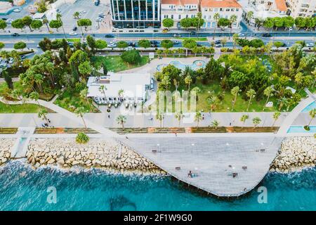 Parc Molos Promenade avec allée et jetée en bois pour les personnes à pied, vue aérienne. Côte de la ville de Limassol, Chypre. Banque D'Images