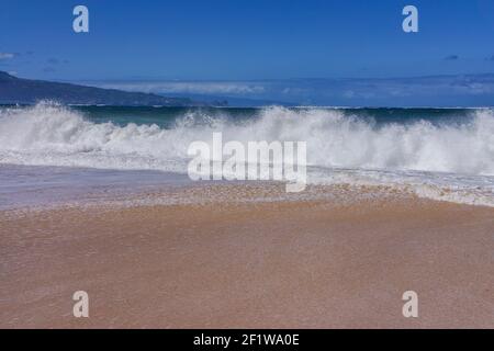 Waves on the Beach, Baldwin Beach Park - Paia, Maui, Hawaii, États-Unis Banque D'Images