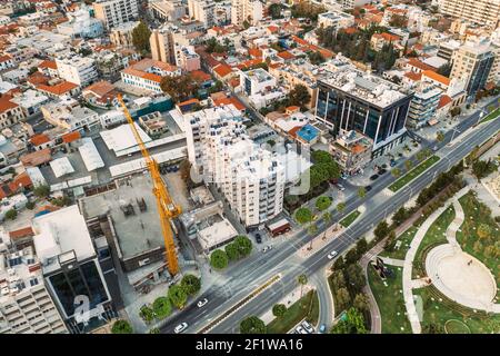 Limassol bâtiments sur la promenade vue aérienne de dessus, Chypre, complexe moderne de la ville méditerranéenne. Banque D'Images