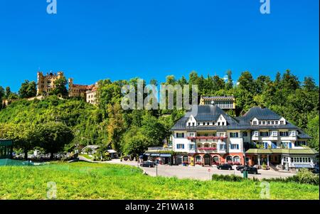 Vue sur Hohenschwangau avec le château en Bavière, dans le sud de l'Allemagne Banque D'Images