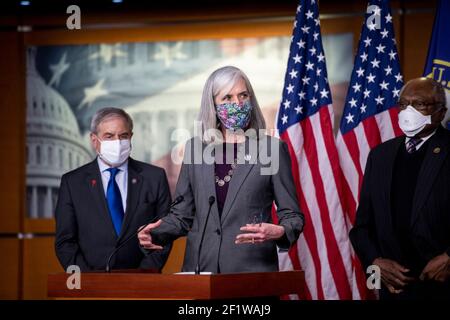 La représentante des États-Unis Katherine Clark (démocrate du Massachusetts) est rejointe par la Présidente de la Chambre des représentants des États-Unis Nancy Pelosi (démocrate de Californie), le leader de la majorité parlementaire des États-Unis Steny Hoyer (démocrate du Maryland) Et les membres de la direction démocrate de la Chambre pour une conférence de presse en prévision du vote de la Chambre sur le projet de loi de soulagement du démocrate COVID-19 de 1.9 billions de dollars au Capitole des États-Unis à Washington, DC, le mardi 9 mars 2021. Crédit : Rod Lamkey/CNP | utilisation dans le monde entier Banque D'Images