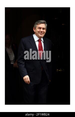 Gordon Brown laisse 10 Downing Street devant le chancelier de Le premier budget de l'Échiquier Alistair Darling après avoir pris le relais Gordon Brown en 2007.photo de David Sandison The Independent Banque D'Images