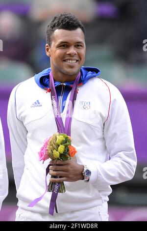 JEUX OLYMPIQUES DE LONDRES 2012 - WIMBLEDON , LONDRES (FR) - 04/08/2012 - PHOTO : SINDY THOMAS / KMSP / TENNIS DPPI - DOUBLE PODIUM MASCULIN - JO WILFRIED TSONGA (FRA) / MÉDAILLE D'ARGENT Banque D'Images