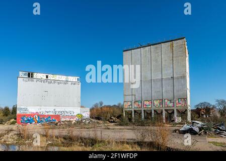 Stambridge Mill, sur la rivière Roach à l'est de Rochford. L'usine de marée a été endommagée par un incendie et démolie pour la plupart, laissant d'énormes silos. Broomhills derrière Banque D'Images