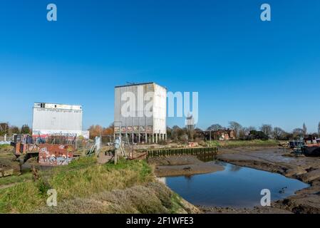 Stambridge Mill, sur la rivière Roach à l'est de Rochford. L'usine de marée a été endommagée par un incendie et démolie pour la plupart, laissant d'énormes silos. Rivière à marée basse Banque D'Images