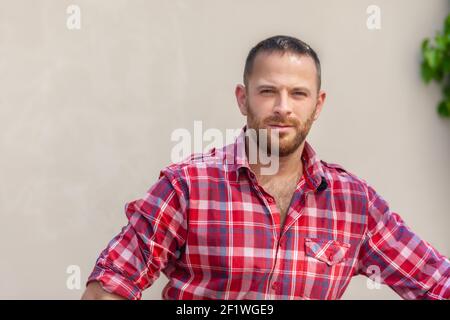 Beau jeune homme barbu Banque D'Images