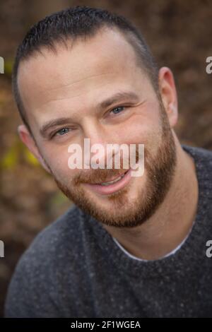 Beau portrait de jeune homme barbu Banque D'Images