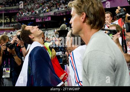 JEUX OLYMPIQUES DE LONDRES 2012 - STADE OLYMPIQUE , LONDRES (ENG) - 10/08/2012 - PHOTO : POOL / KMSP / DPPIATHLETICS - VOÛTE POLAIRE HOMMES - RENAUD LAVILLENIE (FRA) / MÉDAILLE D'OR GAGNANTE AVEC JEAN GALFIONE MÉDAILLÉ D'OR À ATLANTA Banque D'Images