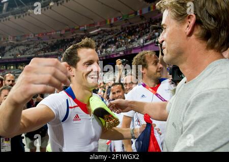 JEUX OLYMPIQUES DE LONDRES 2012 - STADE OLYMPIQUE , LONDRES (ENG) - 10/08/2012 - PHOTO : POOL / KMSP / DPPIATHLETICS - VOÛTE POLAIRE HOMMES - RENAUD LAVILLENIE (FRA) / MÉDAILLE D'OR GAGNANTE AVEC JEAN GALFIONE MÉDAILLÉ D'OR À ATLANTA Banque D'Images