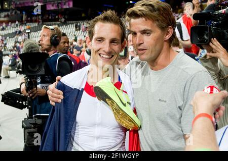 JEUX OLYMPIQUES DE LONDRES 2012 - STADE OLYMPIQUE , LONDRES (ENG) - 10/08/2012 - PHOTO : POOL / KMSP / DPPIATHLETICS - VOÛTE POLAIRE HOMMES - RENAUD LAVILLENIE (FRA) / MÉDAILLE D'OR GAGNANTE AVEC JEAN GALFIONE MÉDAILLÉ D'OR À ATLANTA Banque D'Images