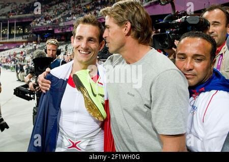 JEUX OLYMPIQUES DE LONDRES 2012 - STADE OLYMPIQUE , LONDRES (ENG) - 10/08/2012 - PHOTO : POOL / KMSP / DPPIATHLETICS - VOÛTE POLAIRE HOMMES - RENAUD LAVILLENIE (FRA) / MÉDAILLE D'OR AVEC JEAN GALFIONE MÉDAILLÉ D'OR À ATLANTA ET GHANI YALOUZ DIRECTEUR TECHNIQUE NATIONAL FRANÇAIS Banque D'Images