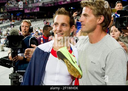 JEUX OLYMPIQUES DE LONDRES 2012 - STADE OLYMPIQUE , LONDRES (ENG) - 10/08/2012 - PHOTO : POOL / KMSP / DPPIATHLETICS - VOÛTE POLAIRE HOMMES - RENAUD LAVILLENIE (FRA) / MÉDAILLE D'OR GAGNANTE AVEC JEAN GALFIONE MÉDAILLÉ D'OR À ATLANTA Banque D'Images