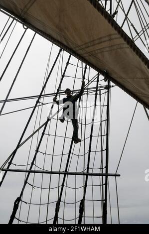 Une personne grimpant le gréement sur le HMS Bounty, un trois maître à 54 pieds (180 mètres) à trois pieds carrés construit à Lunenburg, en Nouvelle-Écosse. Victoria, Br Banque D'Images