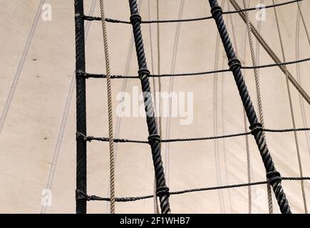 Gréement et voiles sur le HMS Bounty, un maître à trois pattes carrées de 180 pieds (54 mètres) construit à Lunenburg, en Nouvelle-Écosse. Victoria, Colombie-Britannique Banque D'Images